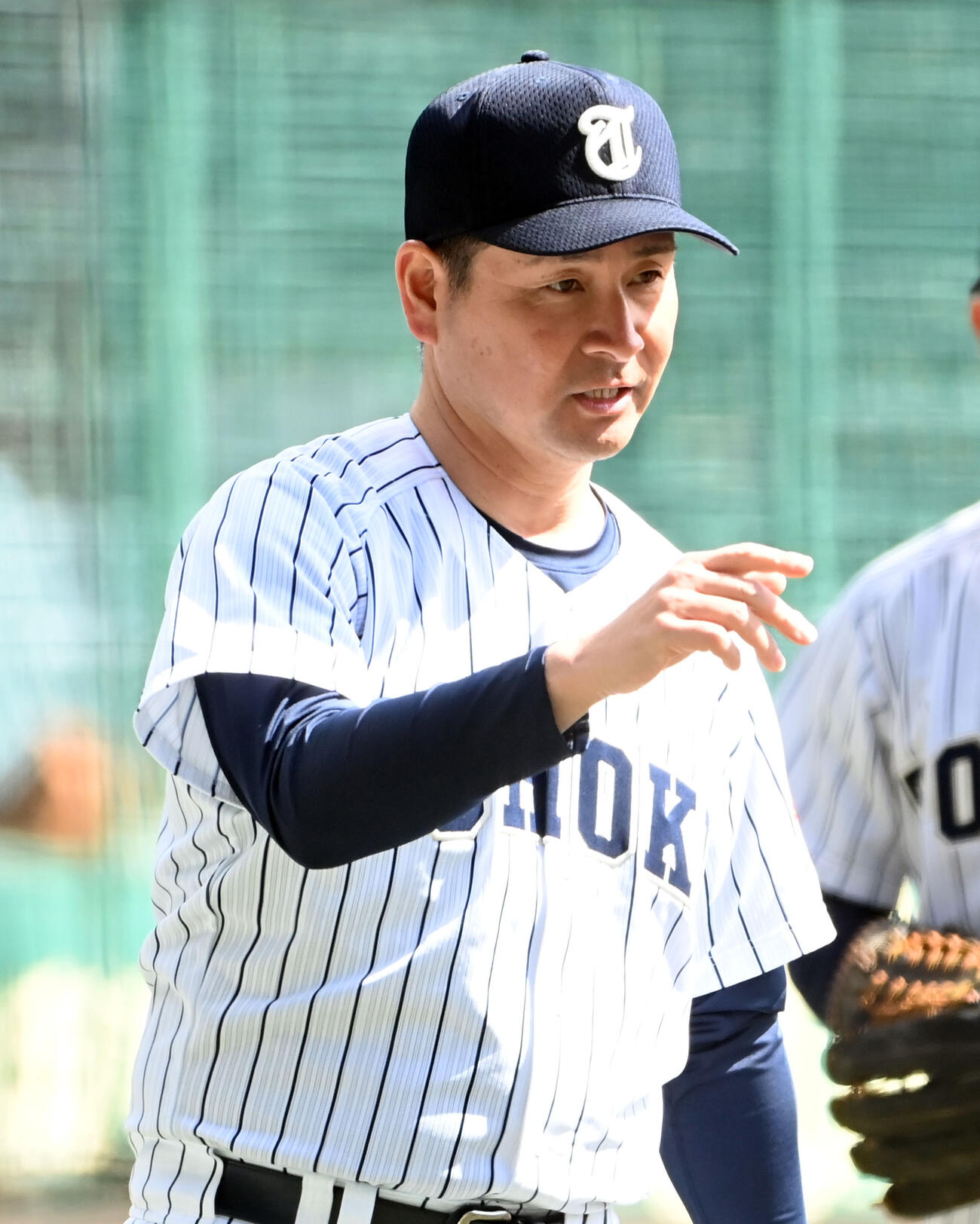 甲子園練習を行う東北の我妻敏監督（撮影・石井愛子）