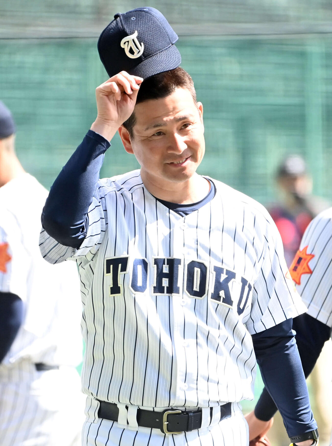 関係者らにあいさつをする東北の我妻敏監督（撮影・石井愛子）
