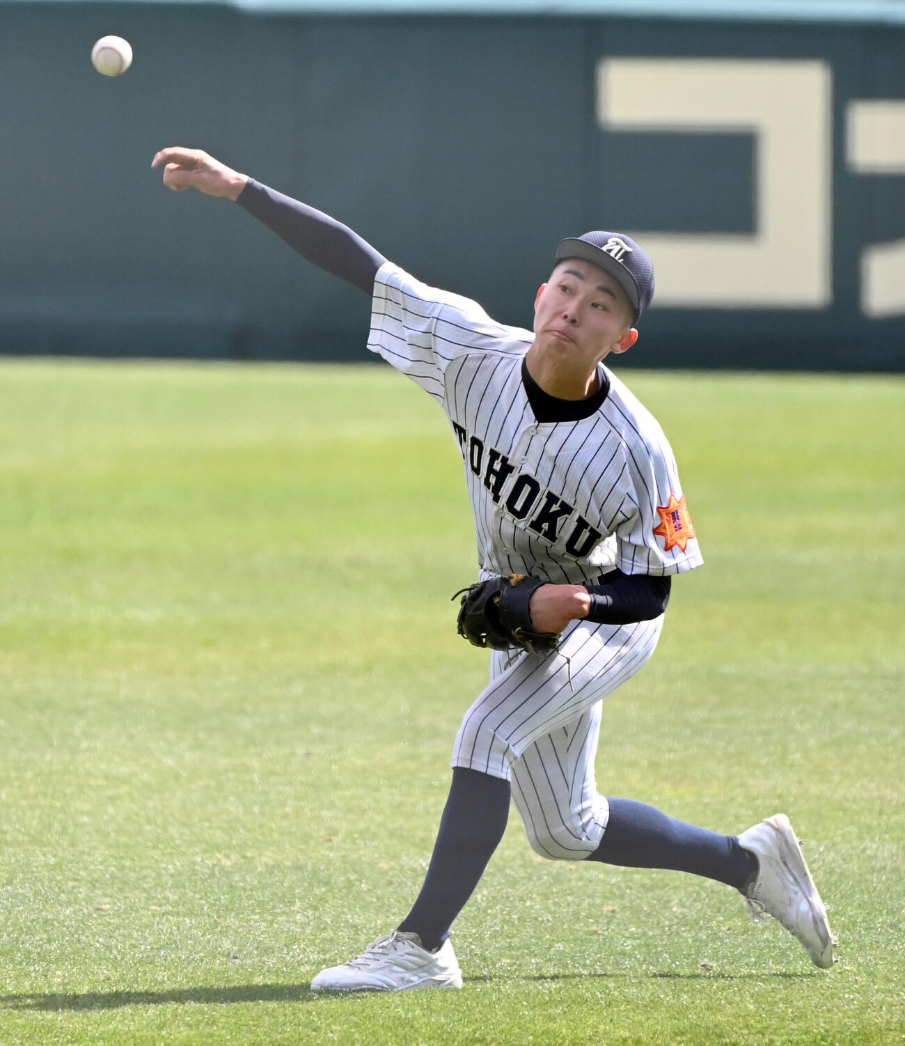 ノックを受ける東北の松本叶大主将（撮影・石井愛子）