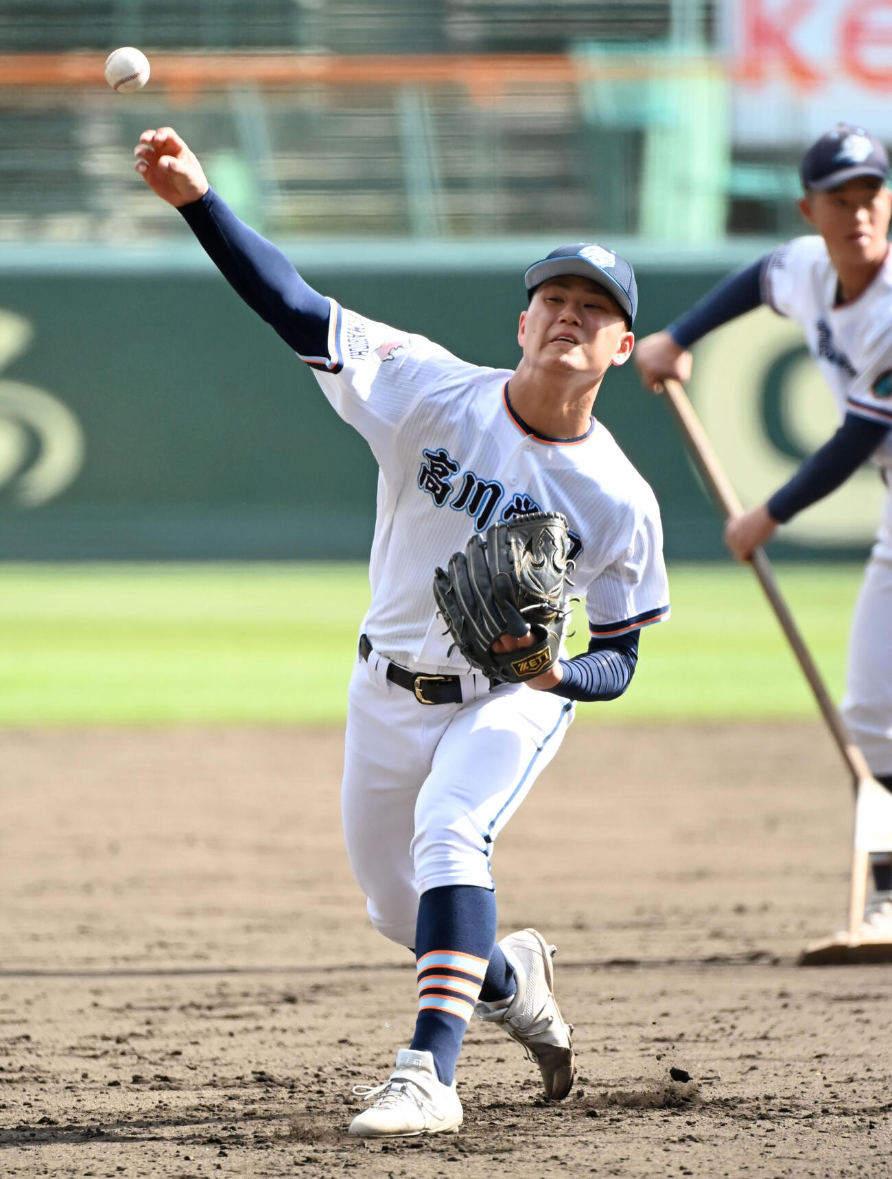 投球練習をする高川学園・木下瑛二（撮影・石井愛子）