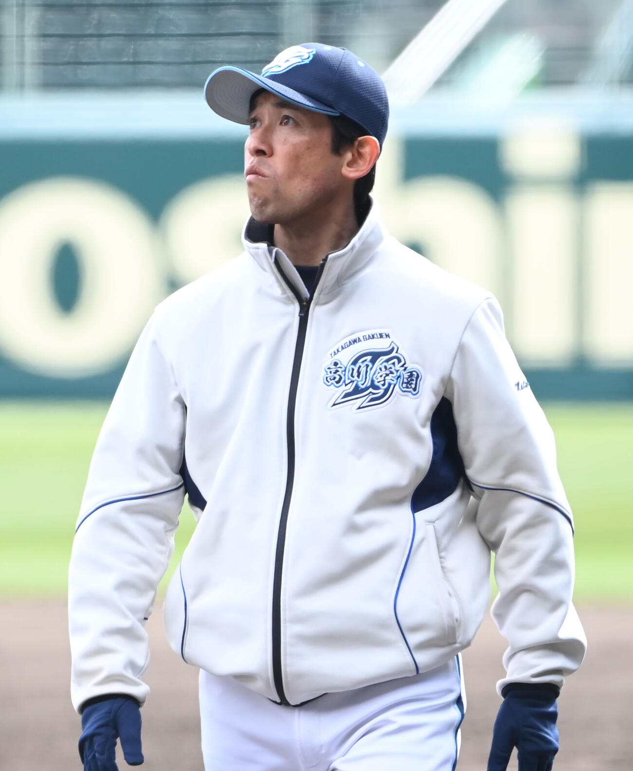 甲子園練習を行う高川学園・松本祐一郎監督（撮影・石井愛子）