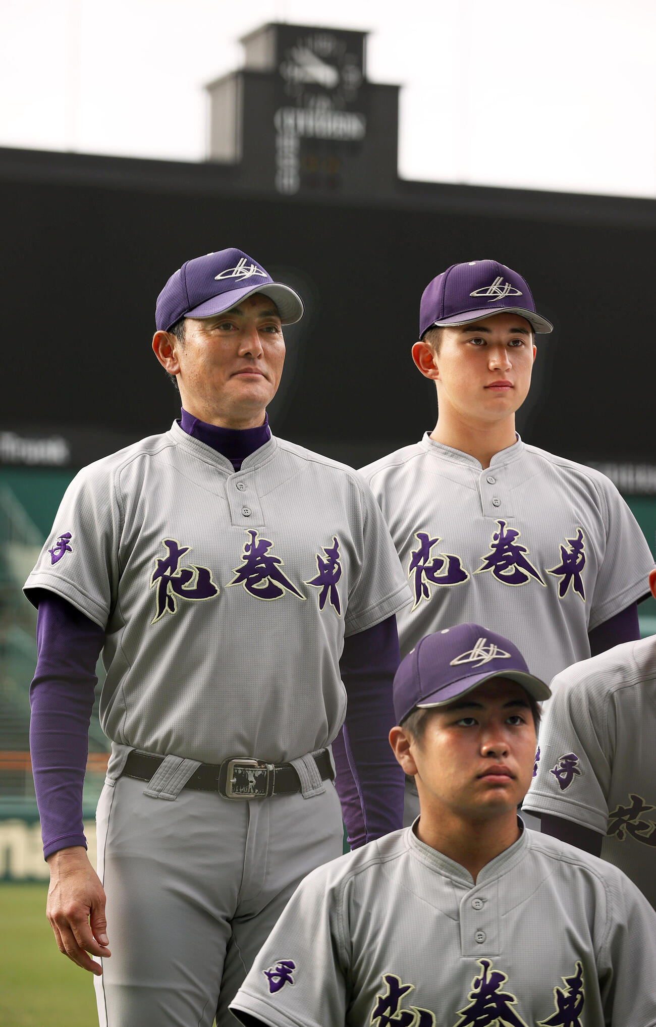 新ユニホームで記念撮影する花巻東の佐々木監督（左）と選手たち（撮影・上山淳一）