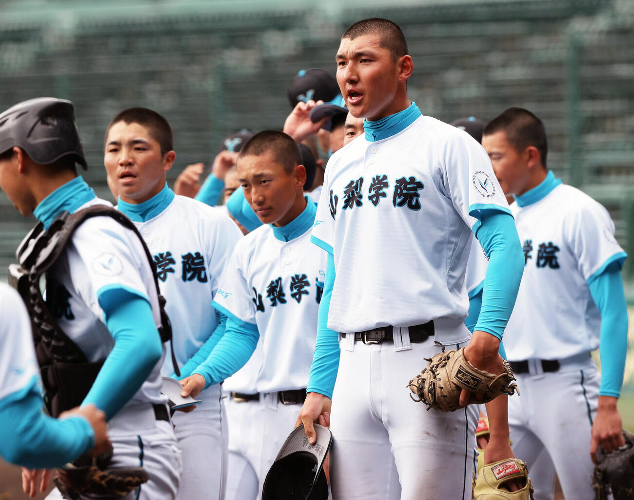 甲子園練習で声を出す山梨学院の菰田（右）（撮影・上山淳一）