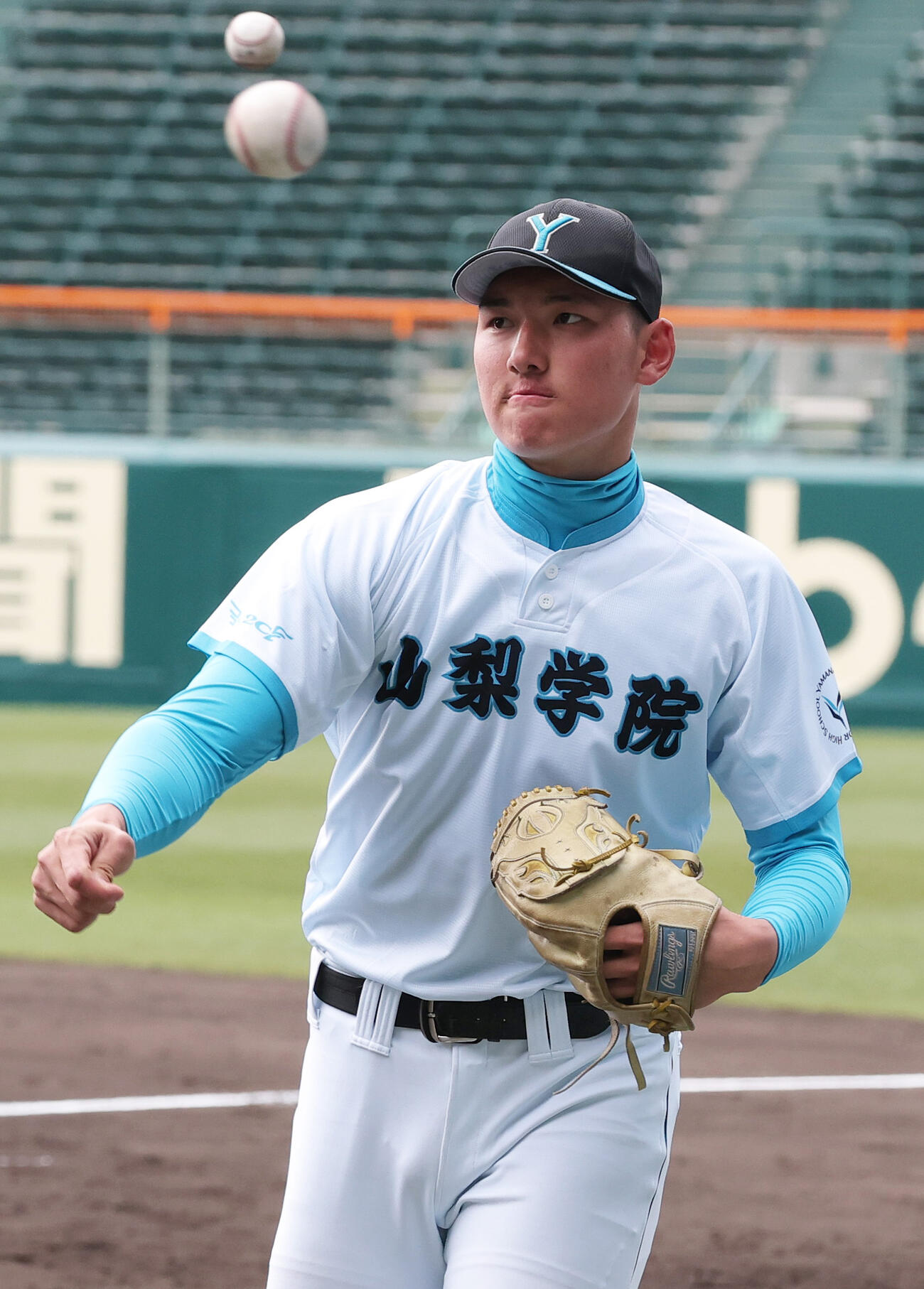 甲子園練習でキャッチボールする山梨学院の菰田（撮影・上山淳一）