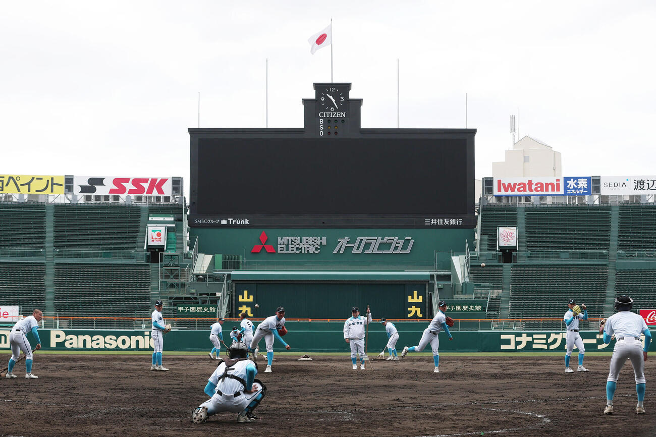 甲子園球場で練習する山梨学院ナイン（撮影・上山淳一）