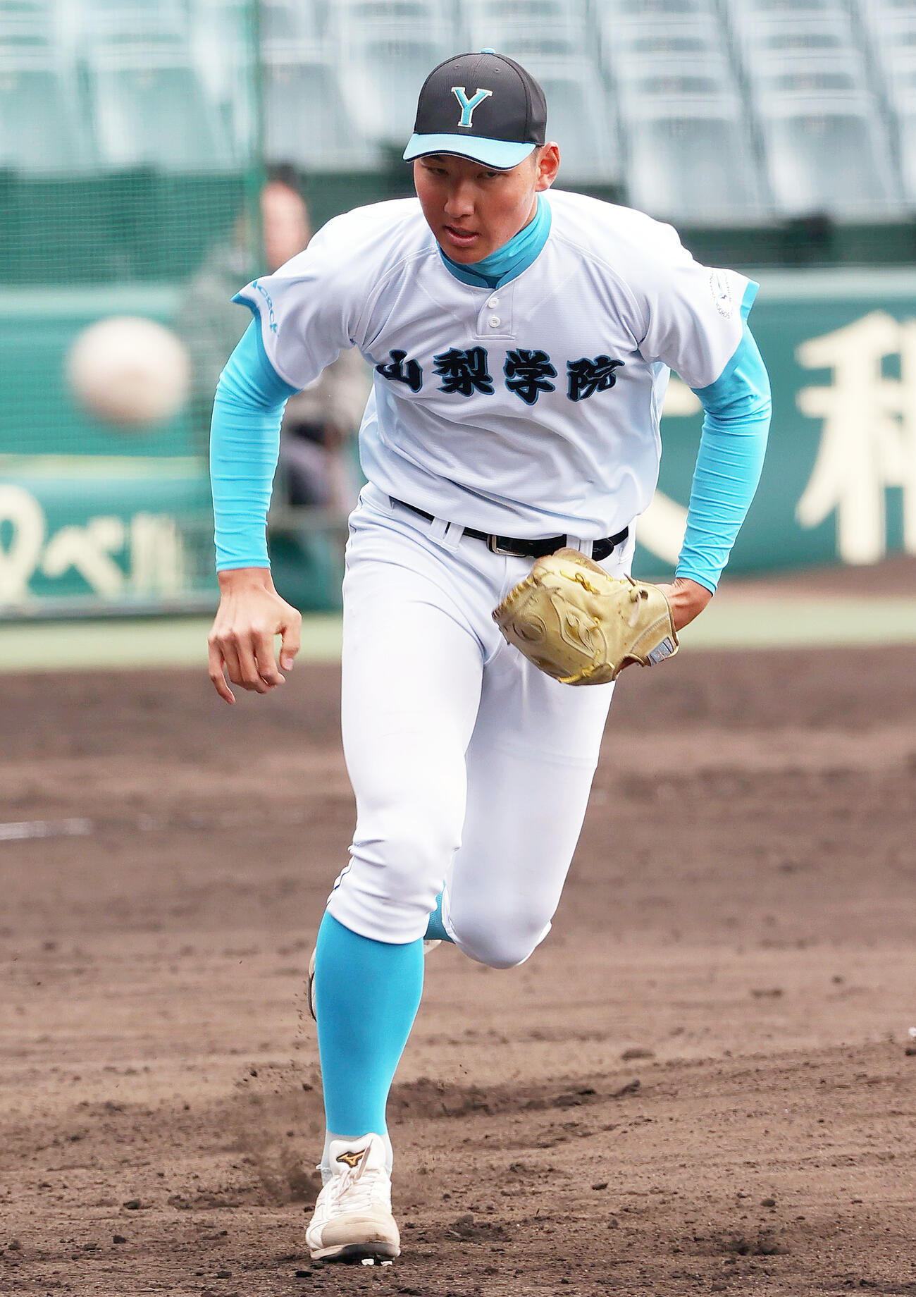甲子園練習で軽快に動く山梨学院の菰田（撮影・上山淳一）