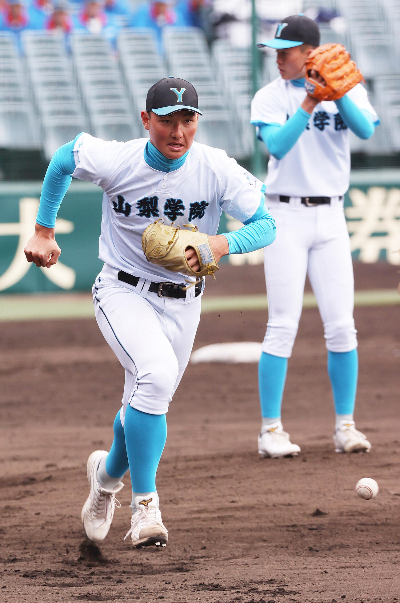 投内連係で軽快に動く山梨学院の菰田（撮影・上山淳一）