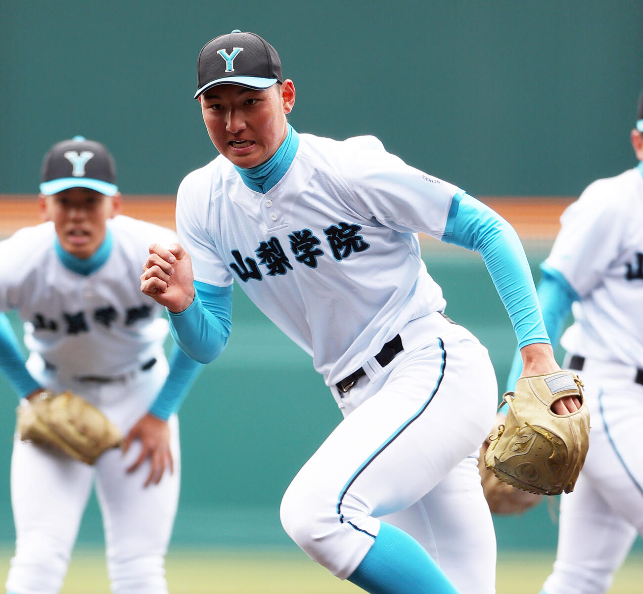 甲子園練習で軽快に動く山梨学院の菰田（撮影・上山淳一）