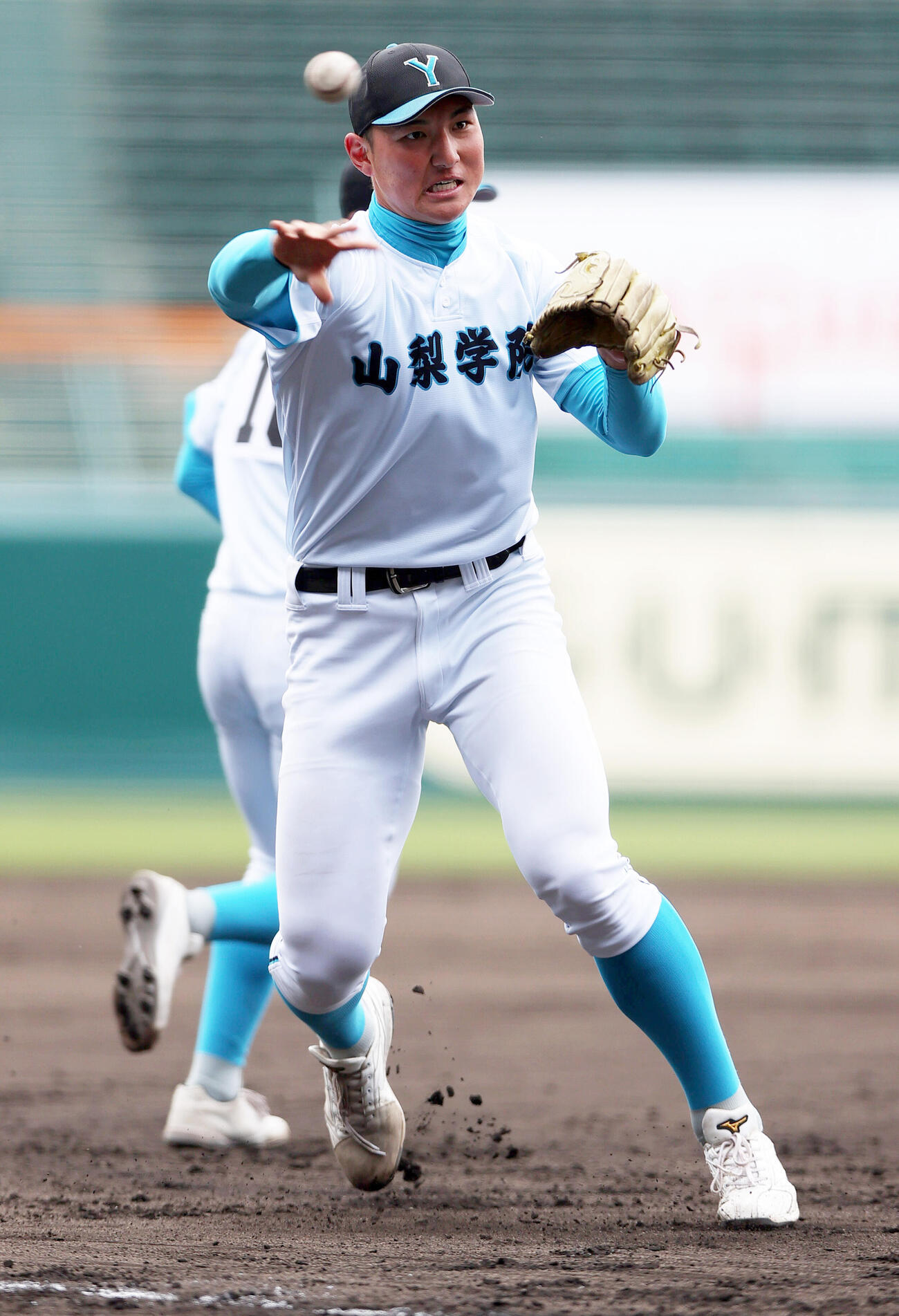 甲子園練習で軽快に動く山梨学院の菰田（撮影・上山淳一）