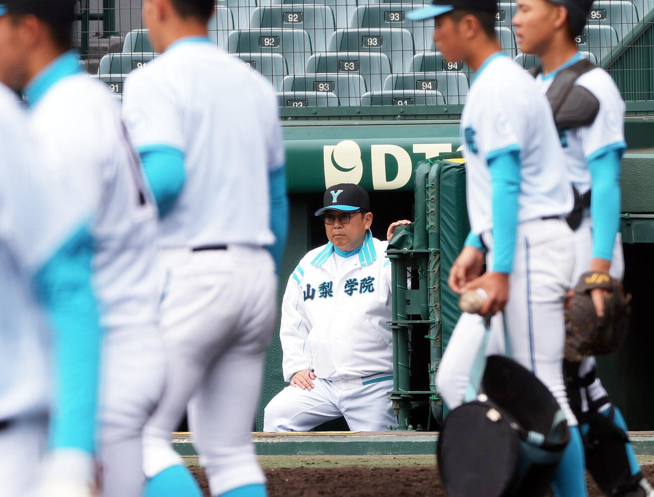 甲子園練習をベンチから見つめる山梨学院の吉田監督（撮影・上山淳一）