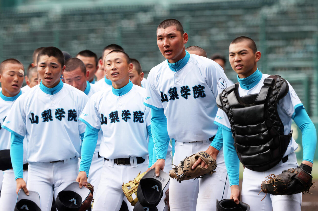 甲子園練習であいさつする山梨学院の菰田主将（右から2人目）らナイン（撮影・上山淳一）