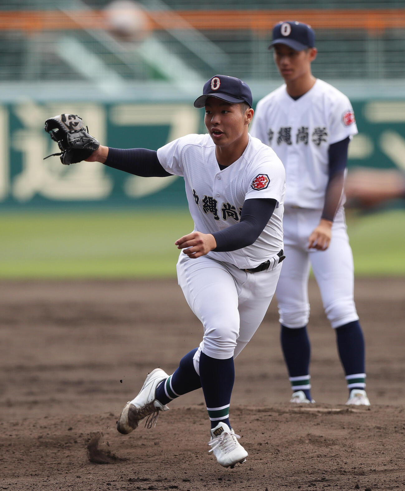 甲子園練習で軽快に動く沖縄尚学の末吉（撮影・上山淳一）