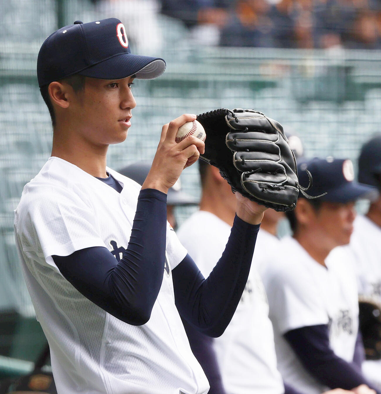 甲子園球場で練習する沖縄尚学の新垣（撮影・上山淳一）