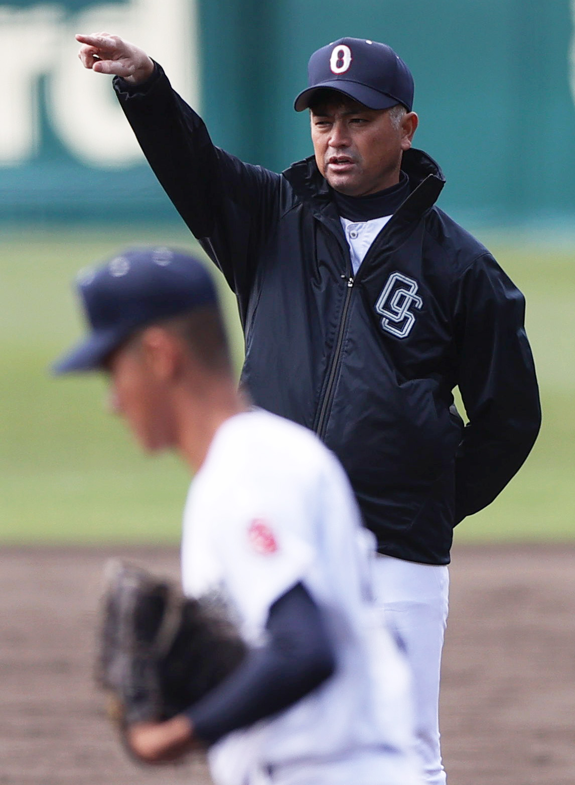 甲子園練習で指示を送る沖縄尚学の比嘉監督（撮影・上山淳一）