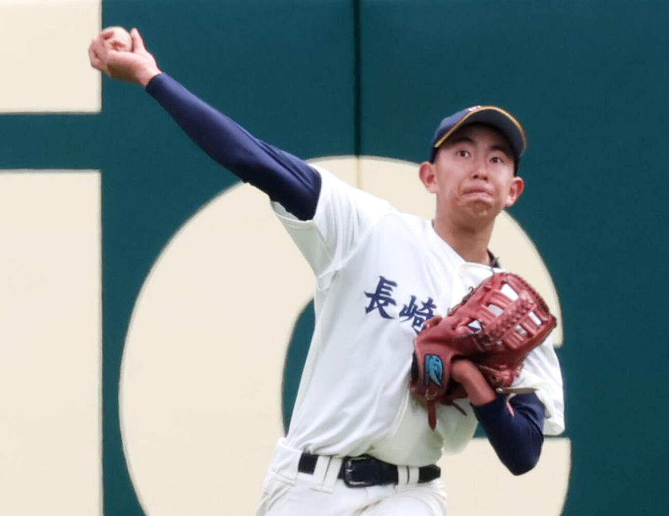 シートノックで捕球しグラブを持ち替えて返球する長崎西・平木（撮影・加藤哉）