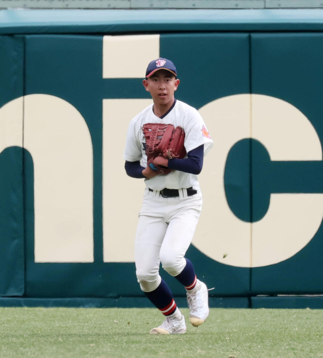 シートノックで捕球しグラブを持ち替えて返球する長崎西・平木（撮影・加藤哉）