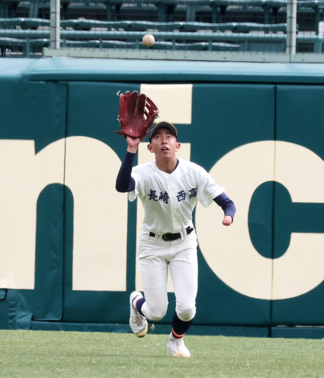 シートノックで捕球しグラブを持ち替えて返球する長崎西・平木（撮影・加藤哉）