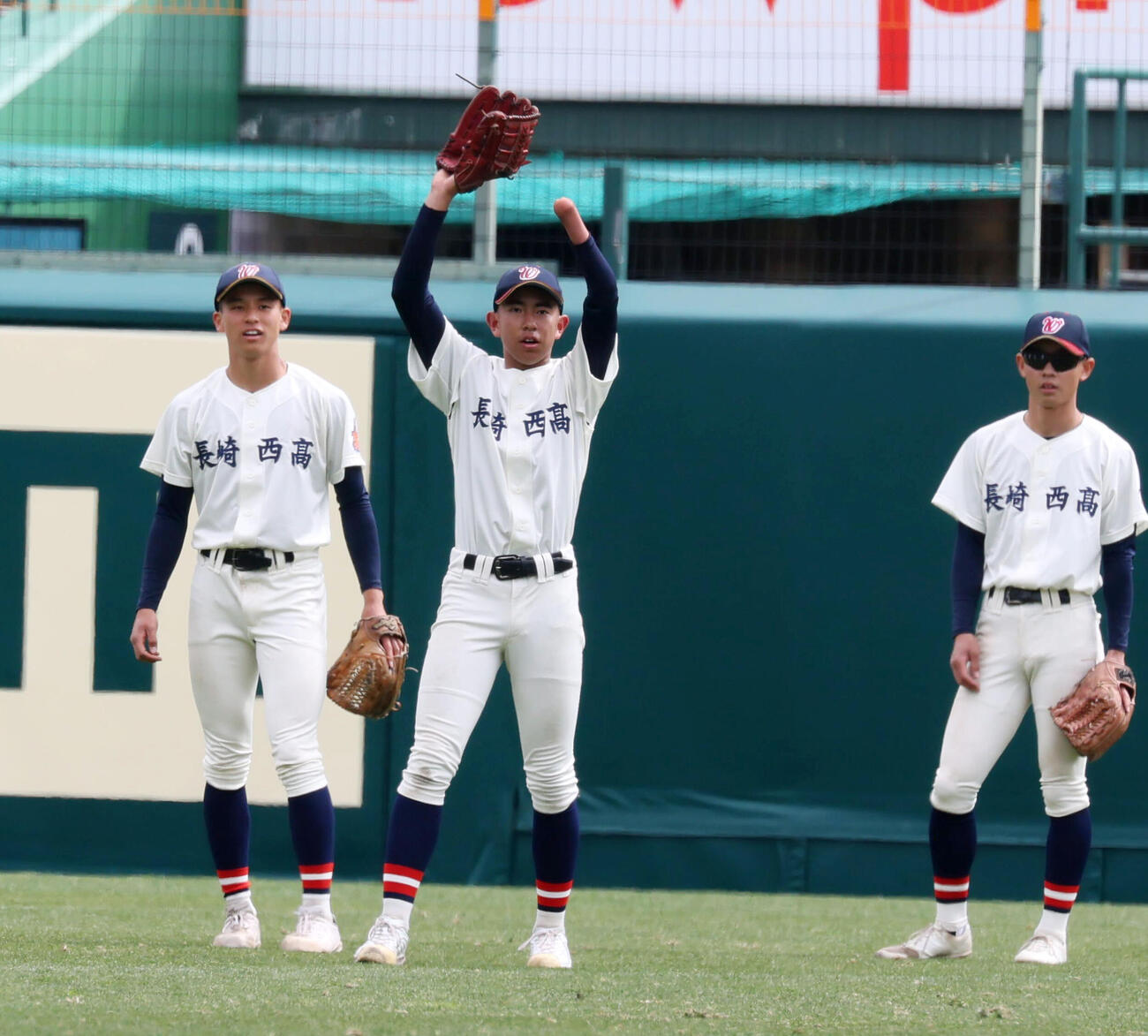 両手をあげてノックの前に声を出す長崎西・平木（撮影・加藤哉）
