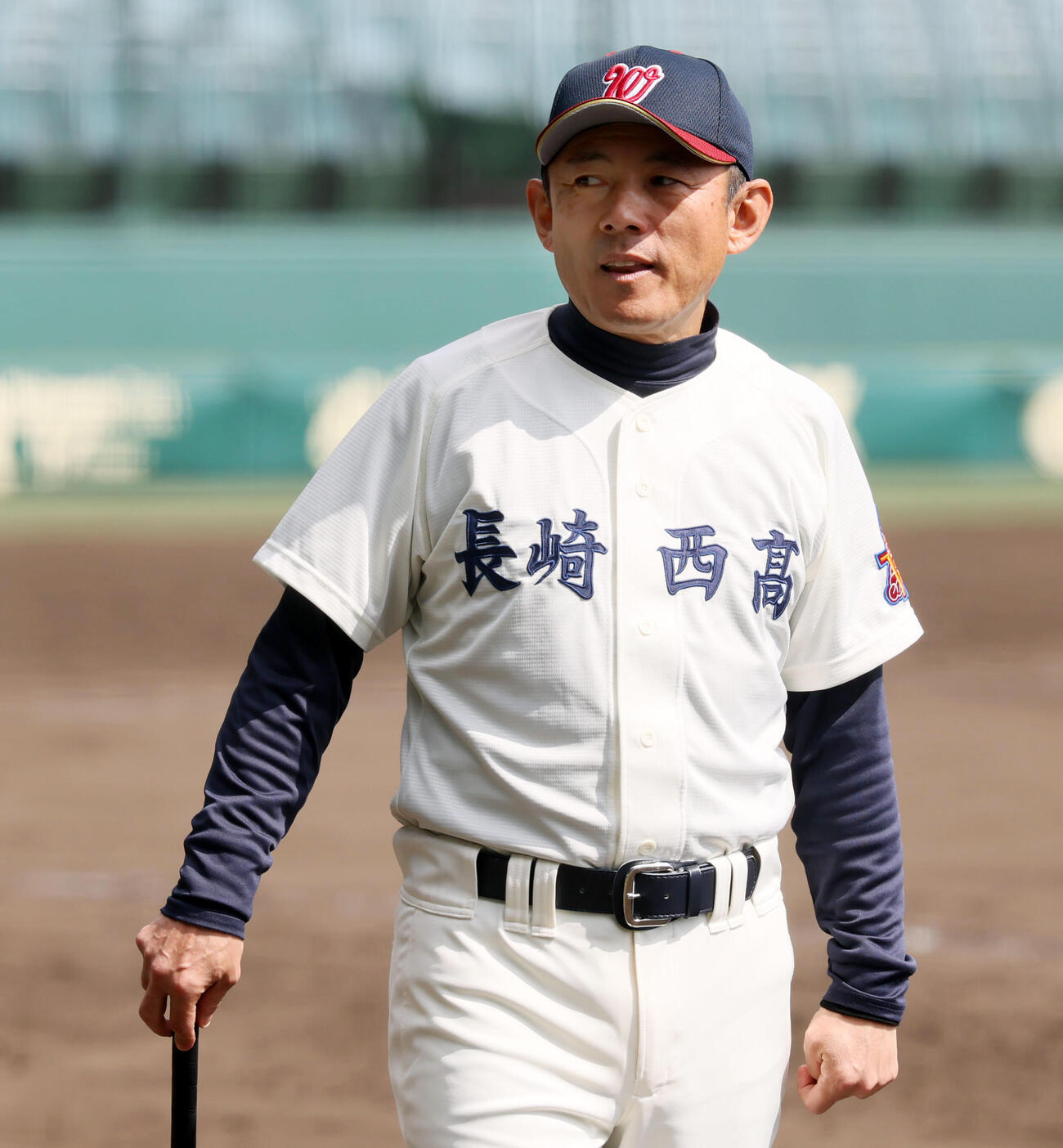 ナインの練習を見る長崎西・宗田監督（撮影・加藤哉）