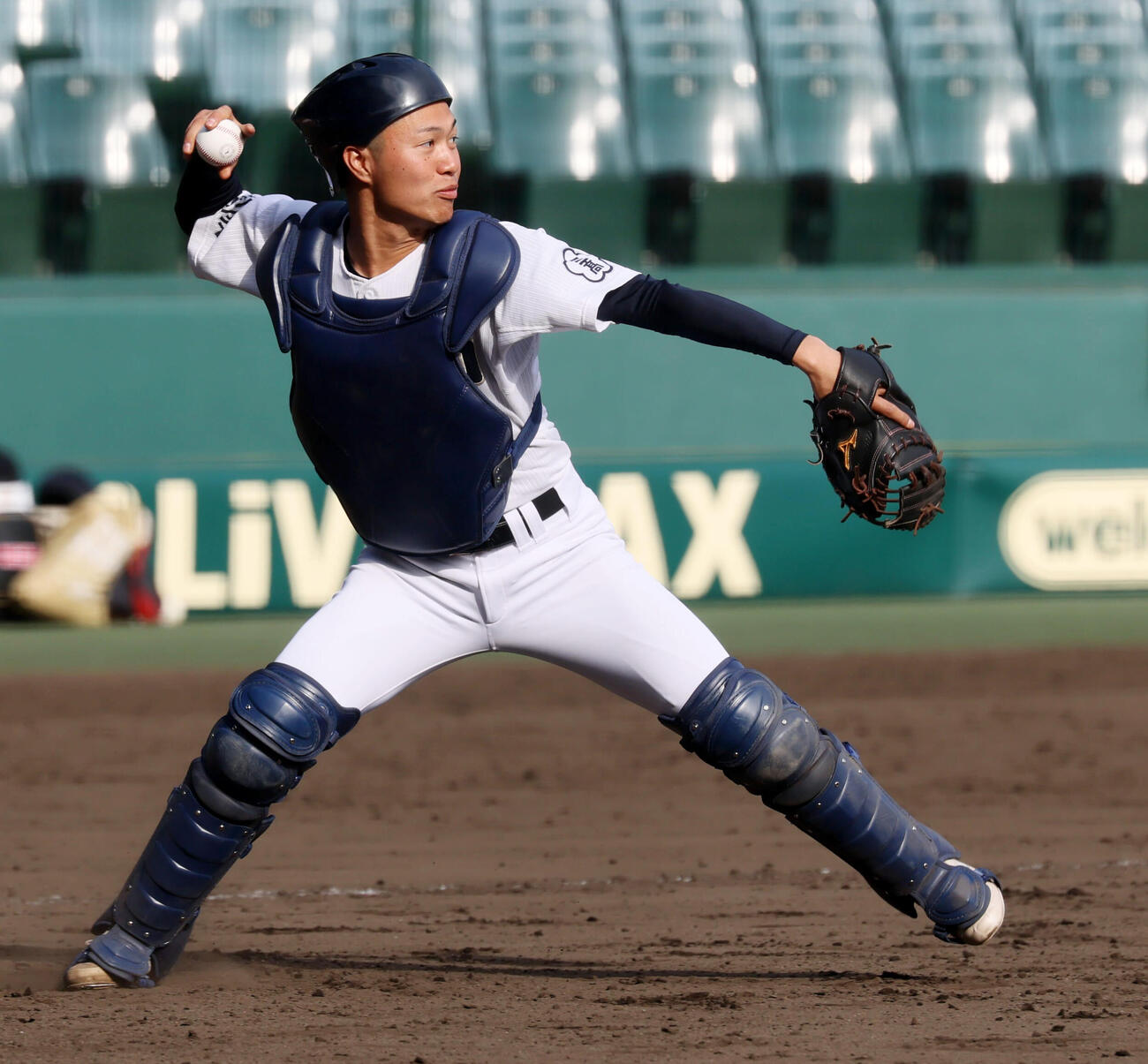ノックで二塁へ送球する三重・大西（撮影・加藤哉）