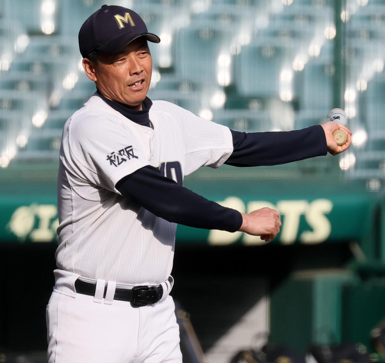 ナインにノックを打つ三重・沖田監督（撮影・加藤哉）
