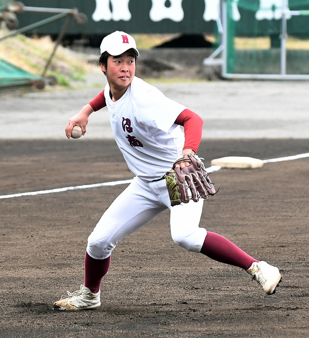 投内連携の練習に励む沼津商・秋津