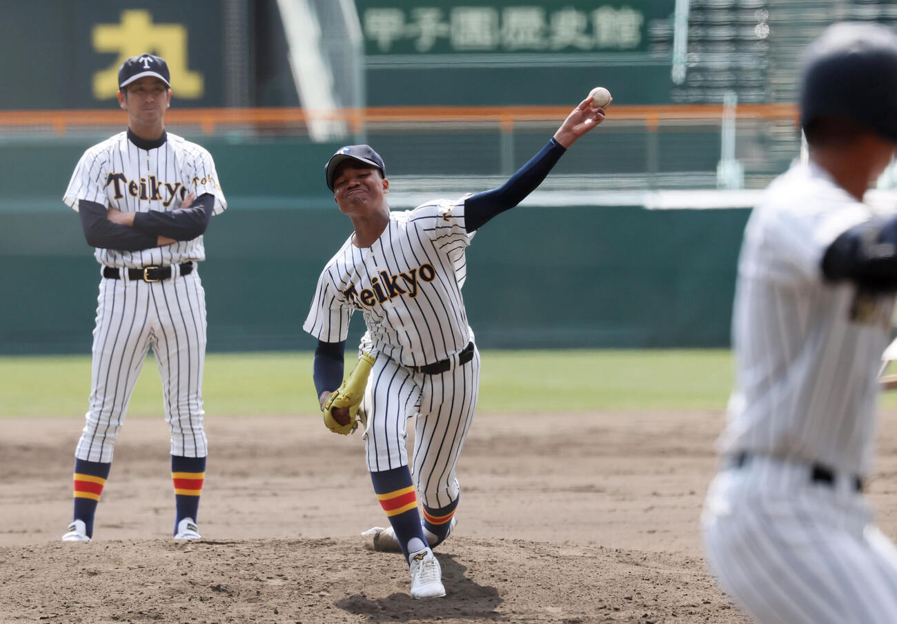 投球練習する帝京・仁礼。左は金田監督（撮影・加藤哉）