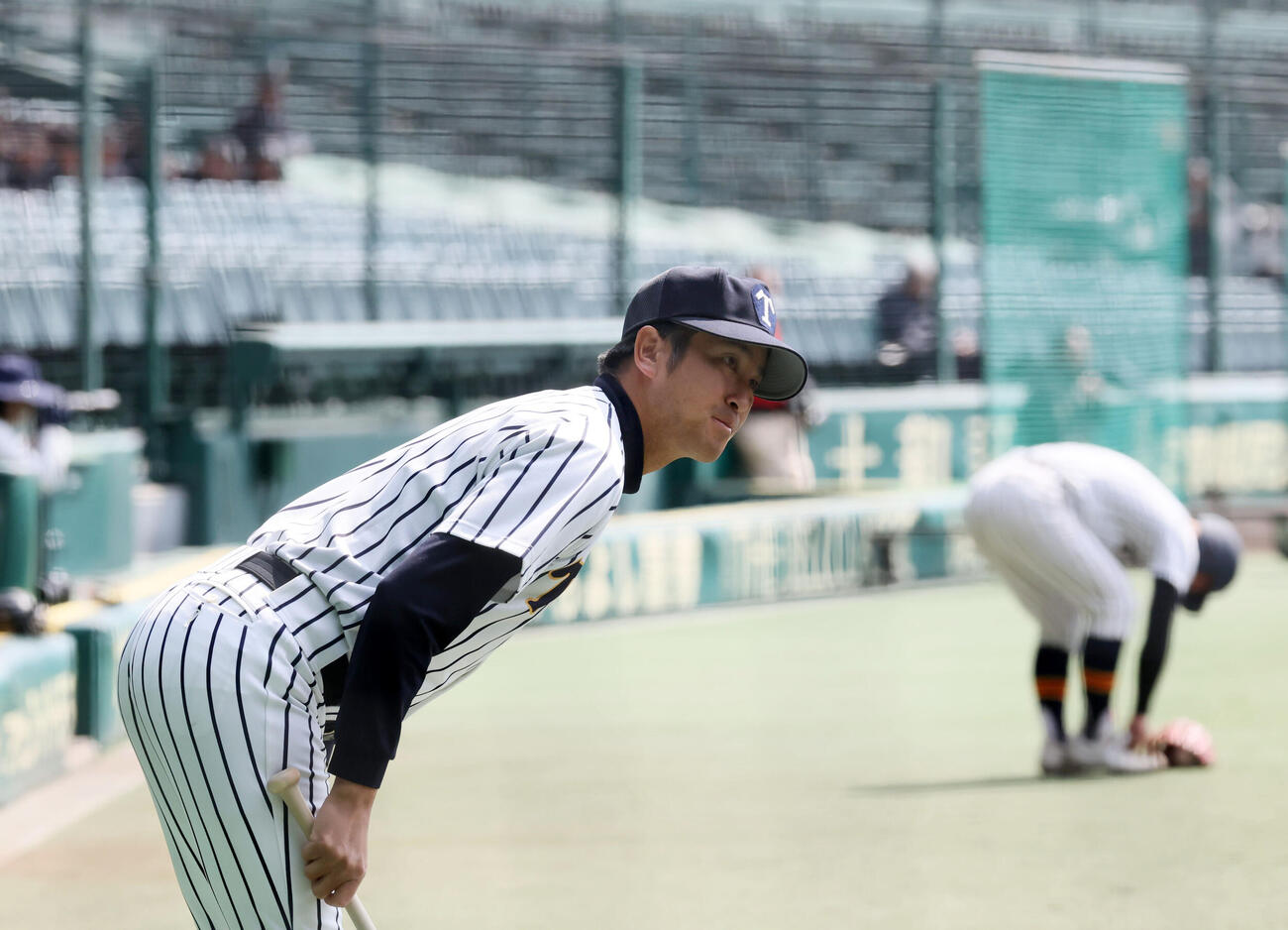 ナインの練習を見る帝京・金田監督（撮影・加藤哉）