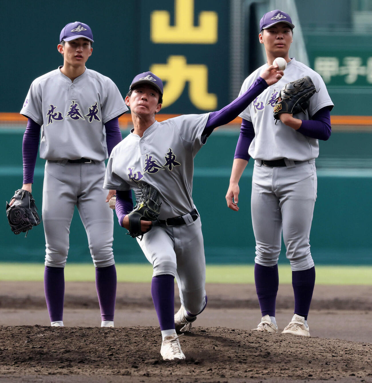 投球練習する花巻東・萬谷（撮影・加藤哉）