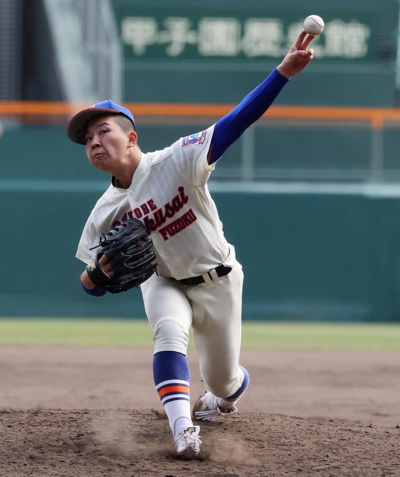マウンドで投球練習する神戸国際大・秋田（撮影・加藤哉）