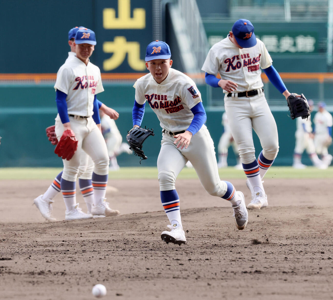 神戸国際大付・秋田は投内連係プレーの練習でマウンドから駆け出す（撮影・加藤哉）