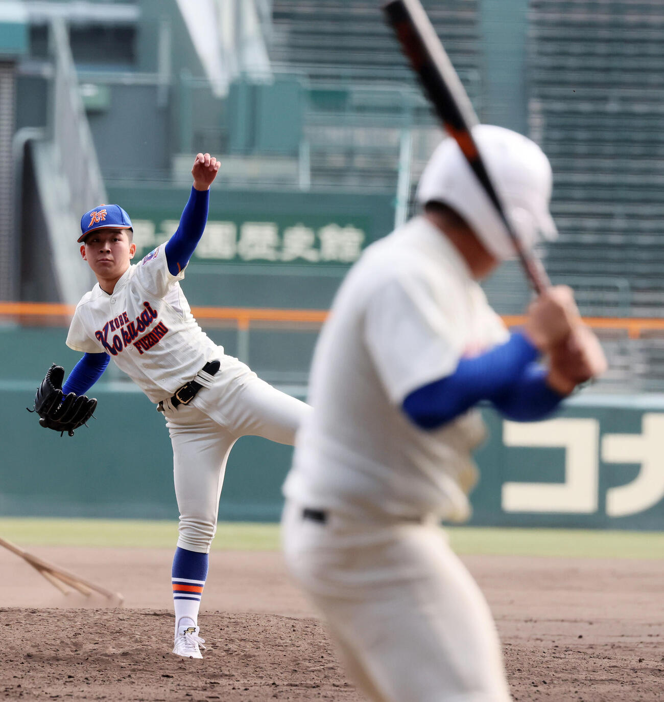 マウンドで投球練習する神戸国際大付・秋田（撮影・加藤哉）