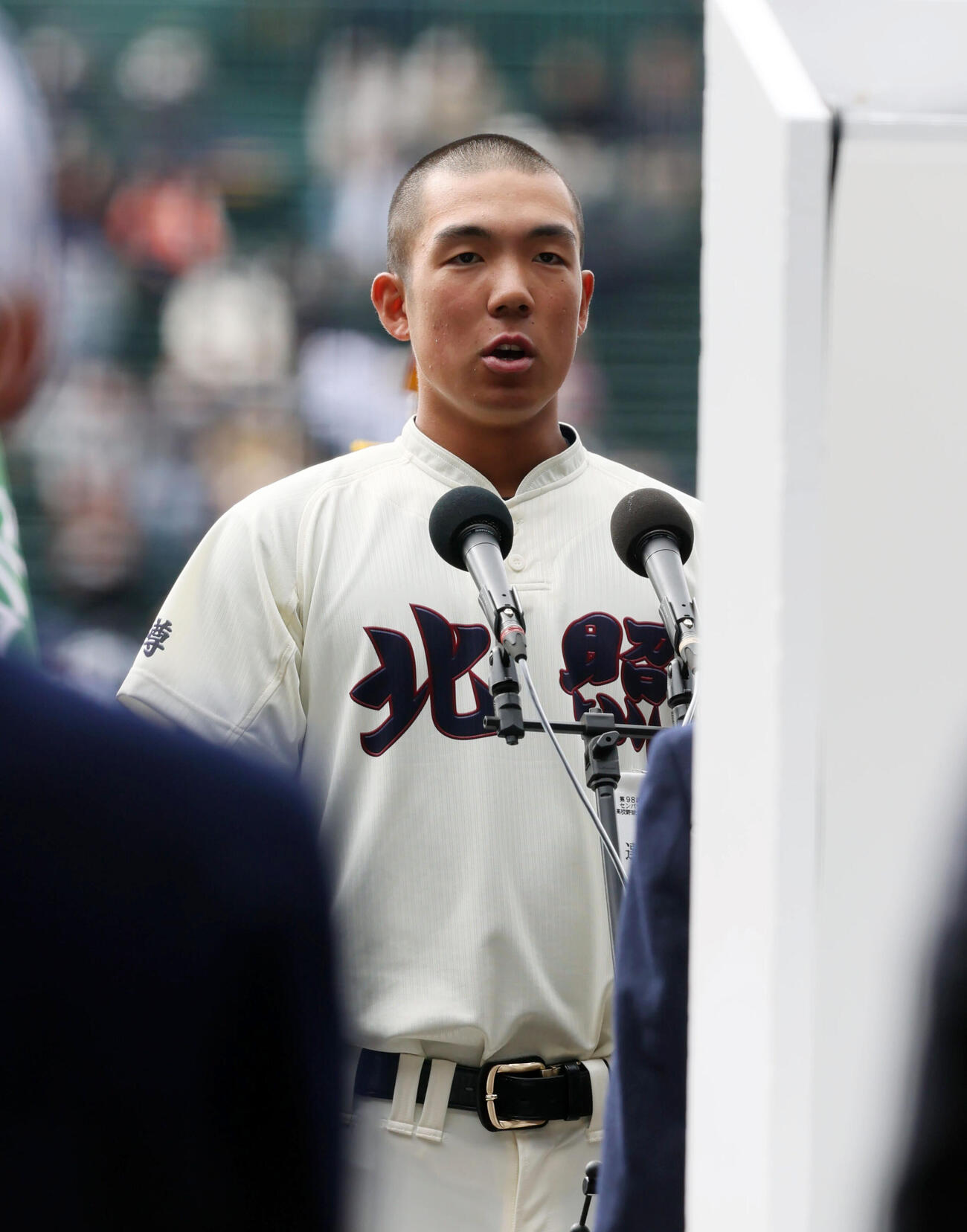 選手宣誓する北照の手代森主将（撮影・加藤哉）