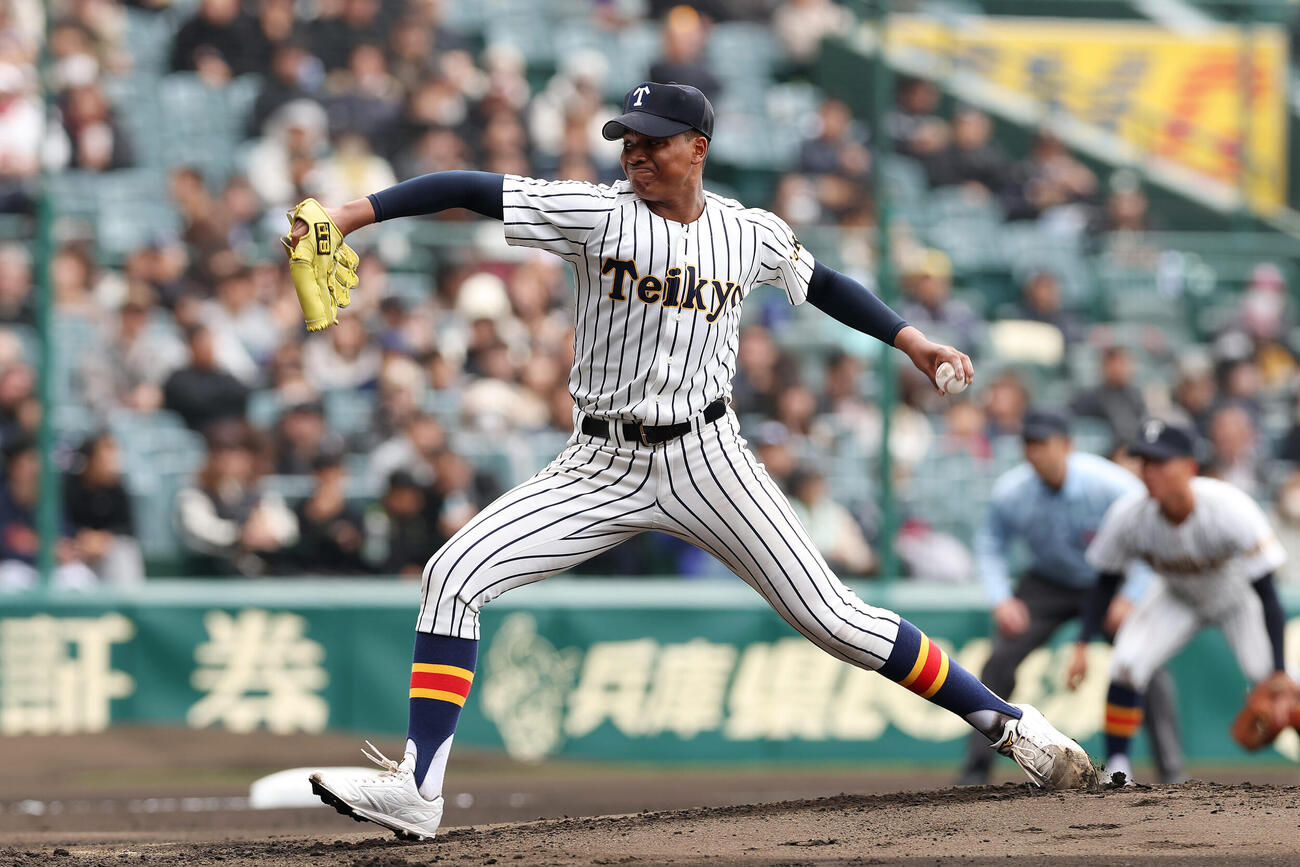 沖縄尚学対帝京　力投する帝京先発の仁礼（撮影・前田充）