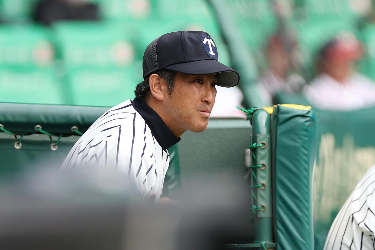 沖縄尚学対帝京　戦況を見守る帝京・金田監督（撮影・前田充）