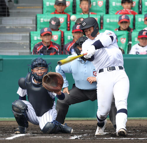 中京大中京対阿南光　6回表中京大中京1死、松田は左越え本塁打を放つ（撮影・上山淳一）