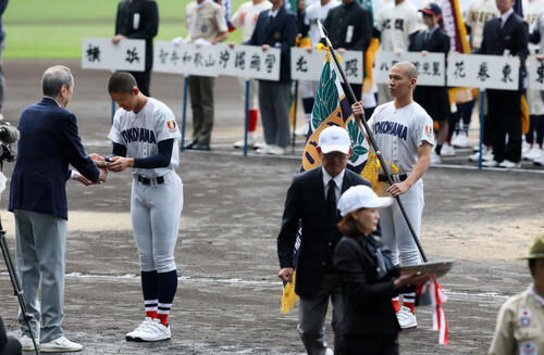 優勝旗を返還する前年優勝の横浜・小野主将（右）と織田（撮影・加藤哉）