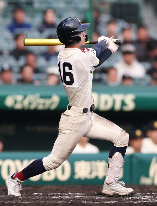 八戸学院光星対崇徳　8回表八戸学院光星2死一塁、勝ち越しの左越え2点本塁打を放つ菅沼（撮影・前田充）