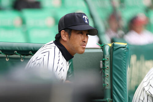 沖縄尚学対帝京　戦況を見守る帝京・金田監督（撮影・前田充）
