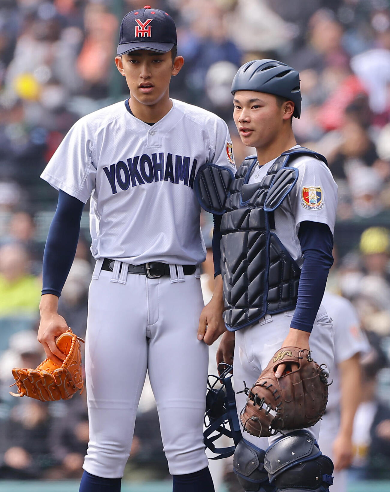 神村学園対横浜　3回、先制点を許した横浜・織田（左）は阿部と話をする（撮影・上田博志）
