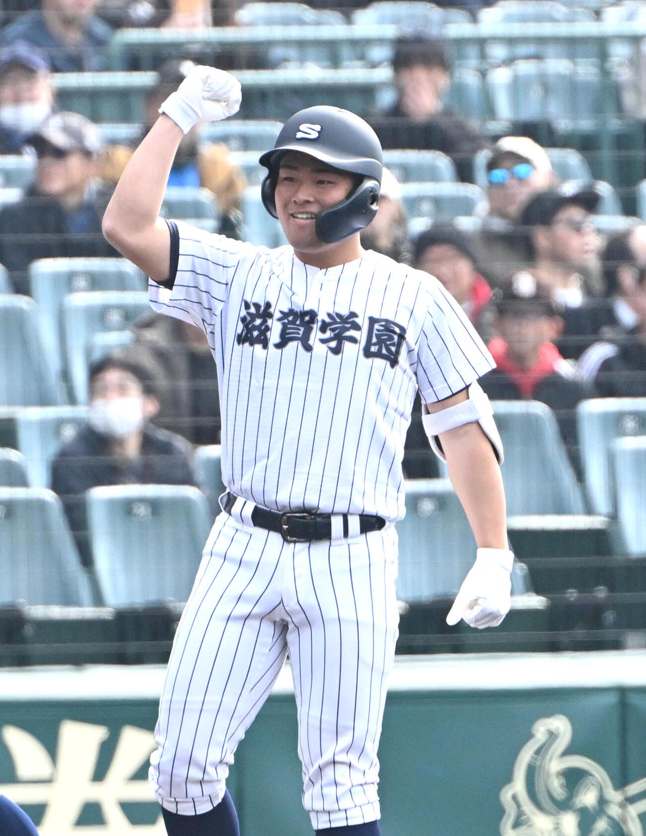 滋賀学園対長崎西　1回裏滋賀学園1死一、二塁　滋賀学園・中野壮真は左適時打を放つ（撮影・石井愛子）