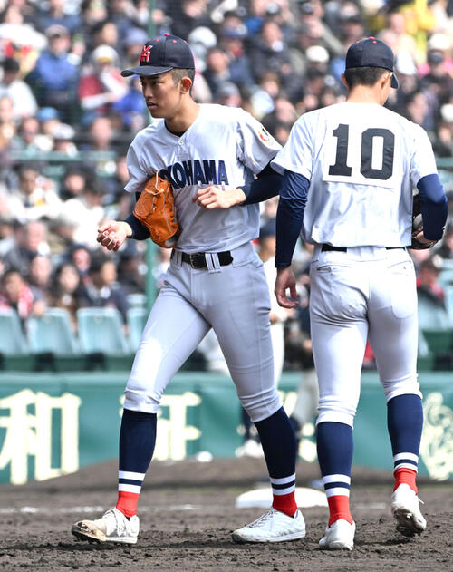 神村学園対横浜　8回表途中で降板する横浜・織田翔希（左）（撮影・石井愛子）