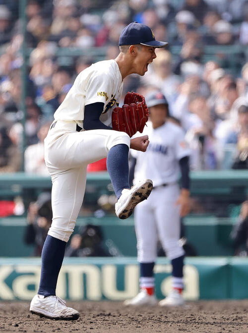 神村学園対横浜　横浜に完封勝利した神村学園エース龍頭はガッツポーズをする（撮影・上田博志）
