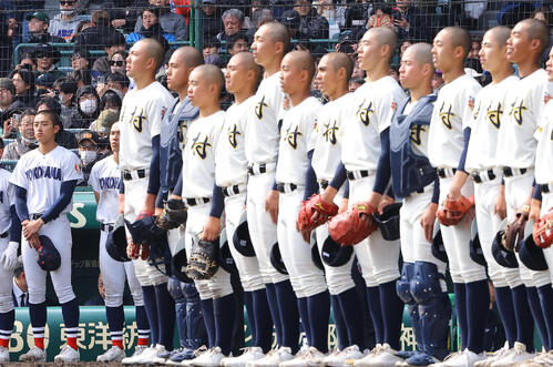 神村学園対横浜　神村学園に敗れた横浜エース織田（左）は校歌を聞く（撮影・上田博志）