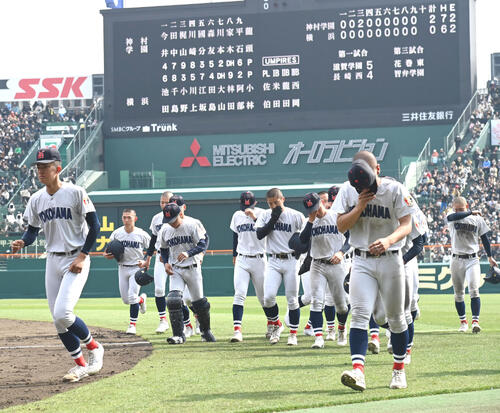 神村学園対横浜　神村学園に負け肩を落とす横浜ナイン（撮影・石井愛子）
