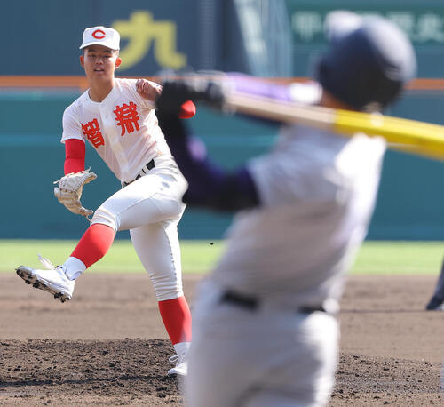 智弁学園対花巻東　1回裏花巻東1死二塁、花巻東・赤間から三振を奪う智弁学園・杉本（撮影・上田博志）