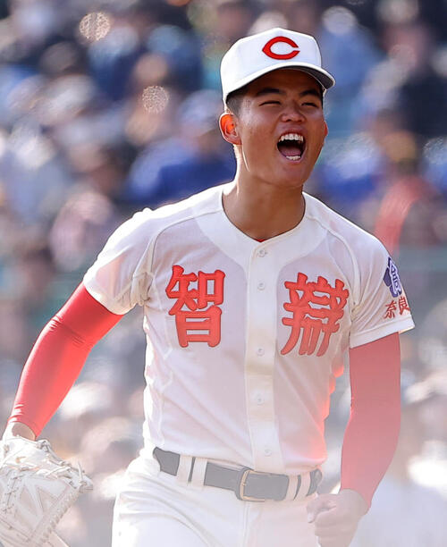 智弁学園対花巻東　3回裏花巻東2死三塁、花巻東・赤間から三振を奪い雄たけびを上げる智弁学園エース杉本（撮影・上田博志）