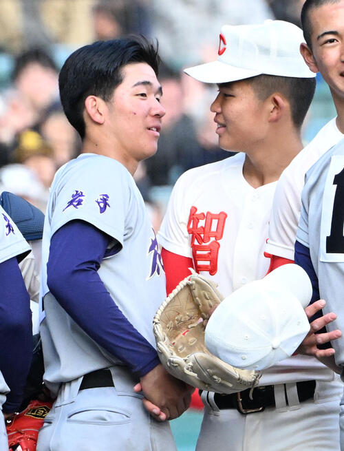 智弁学園対花巻東　試合終了後、智弁学園の杉本真滉（右）と握手をする花巻東の万谷堅心（撮影・石井愛子）