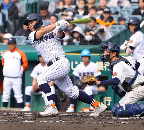 長崎西対滋賀学園　1回裏滋賀学園1死一、二塁、滋賀学園・中野は逆転2点適時二塁打を放つ（撮影・上田博志）