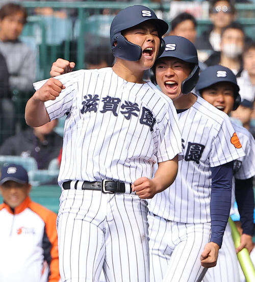長崎西対滋賀学園　1回裏滋賀学園1死一、二塁、滋賀学園・中野の逆転2点適時二塁打で生還した吉森はガッツポーズをする（撮影・上田博志）